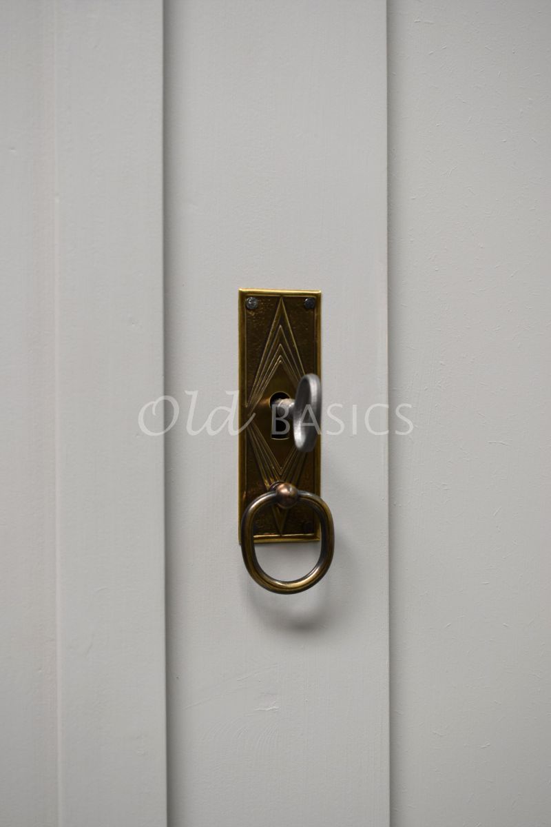 Detail van Linennkast Plage, 3 deuren, RAL7044, grijs, materiaal hout